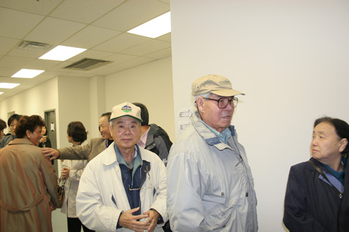 지난 2006년 한인회장 선거장 모습. 고박경민 박사(좌)와 백린 역사문제연구위원이 투표하기 위해 줄을 서 기다리고 있다