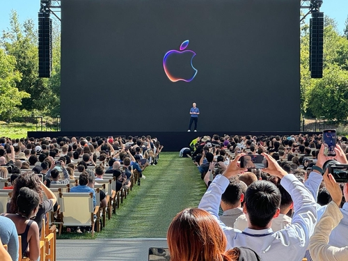 애플이 10일(현지시간) 미 캘리포니아주 쿠퍼티노에 있는 애플 파크 본사에서 개최한 연례 세계 개발자 회의(WWDC) 2024 모습.